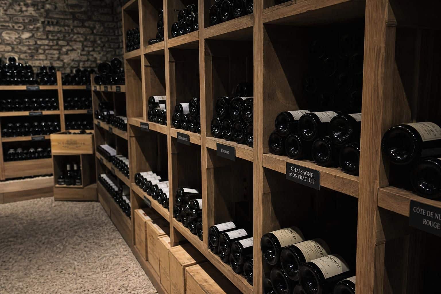 Découvrez comment constituer votre cave en ligne grâce à notre méthode simple et nos conseils pratiques pour choisir et conserver vos vins avec succès.